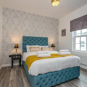 Apartment The Cotswold Woodland By Fortuna, Cheltenham
