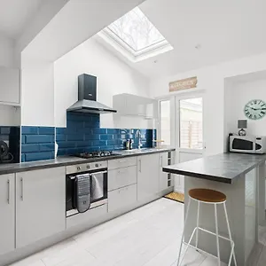 Holiday home Adorable, Inviting Town House!, Cheltenham