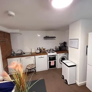 Apartment Comfortable Away From Home, Self Catering Flat, Town Centre, Free Parking, Cheltenham