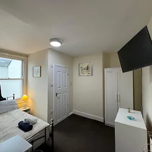 Homestay Comfortable Modern Home, Town Centre, Free Parking, Ensuite B, Cheltenham