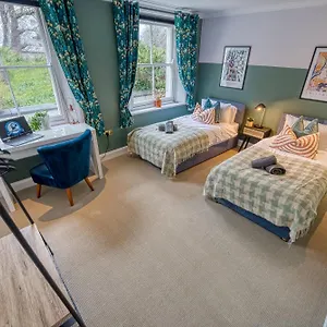 Apartment 2 Bedroom Stylish Spacious Apt, Sleeps 6, Central Cheltenham, With Free Parking - By Blue Puffin, Cheltenham
