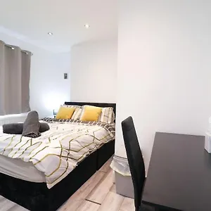 https://den-accommodation-3-bedroom-modern-apartment-brilliant.cambridgehotelsuk.com